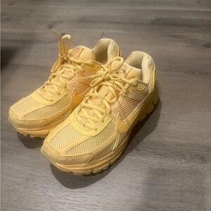 Wmns Air Zoom Vomero 5 'Saturn Gold'